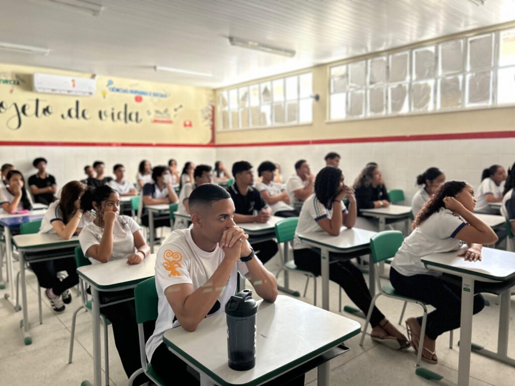 Estudantes assistem a sessão do projeto EGBÉ — Cinema Negro nas Escolas em Sergipe