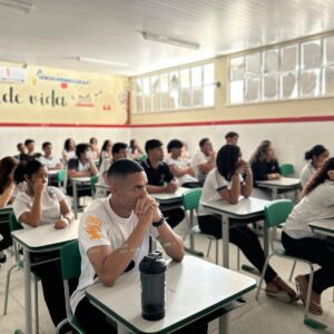 Estudantes assistem a sessão do projeto EGBÉ — Cinema Negro nas Escolas em Sergipe